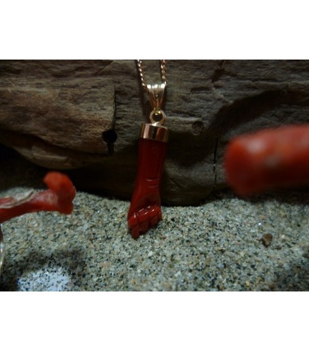 Pendentif main en corail rouge et or 18 carats