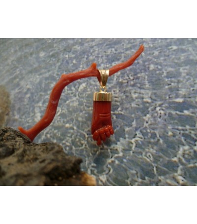 Red coral 'HAND' pendant and 18-carat gold