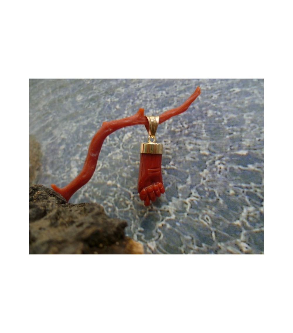 Pendentif main en corail rouge et or 18 carats