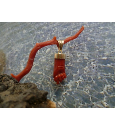 Pendentif main en corail rouge et or 18 carats