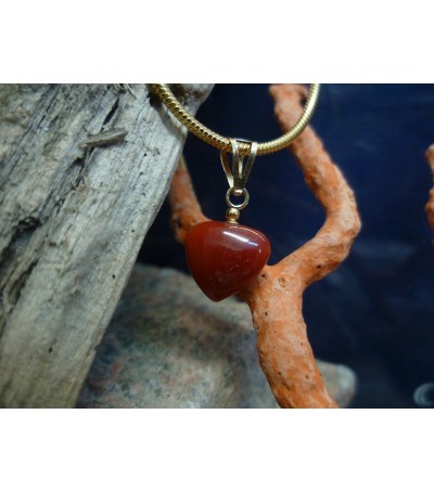 18-carat gold pendant with red coral