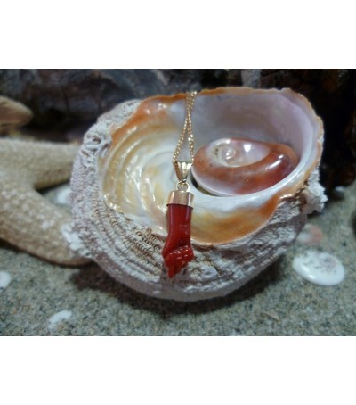 Red coral 'HAND' pendant and 18-carat gold