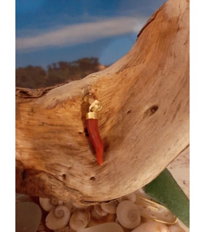 Red coral 'HAND making HORNS' pendant and 18-carat gold