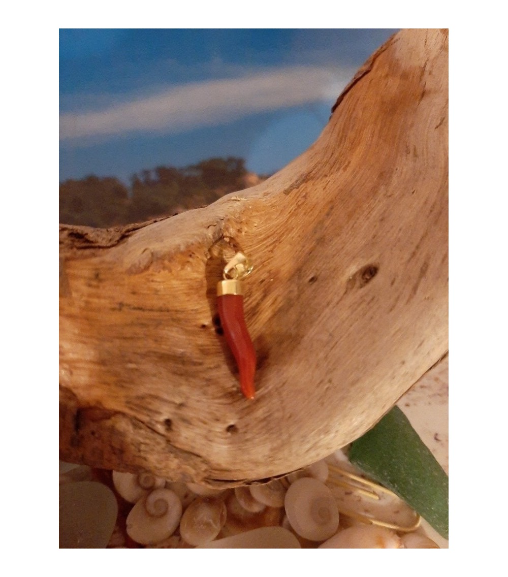Red coral 'HAND making HORNS' pendant and 18-carat gold