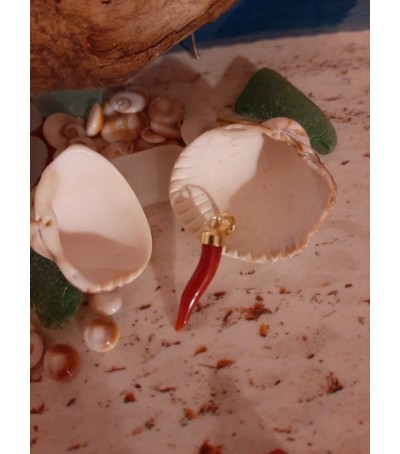 Red coral 'HAND making HORNS' pendant and 18-carat gold