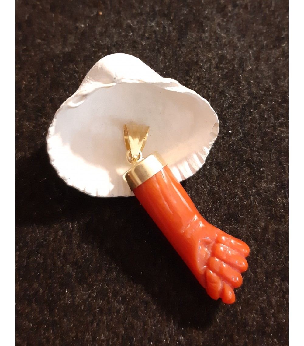 Red coral 'HAND' pendant and 18-carat gold