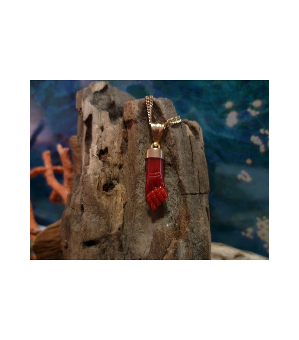 Pendentif main en corail rouge et or 18 carats