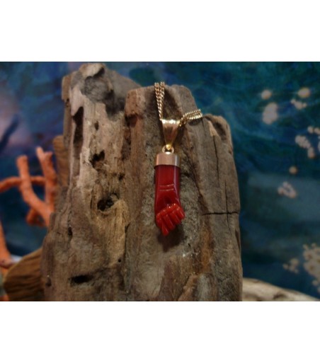 Pendentif main en corail rouge et or 18 carats